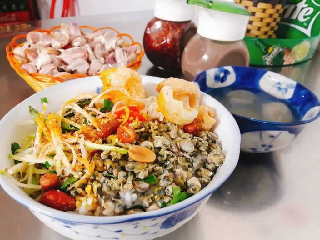 Điều gì làm nên hương vị đặc trưng của cơm hến