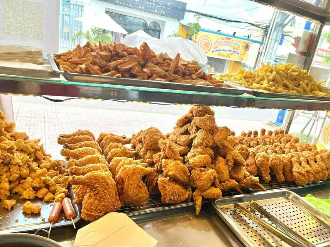 Kết hợp bán xúc xích, hamburger, khoai tây lắc, nước uống