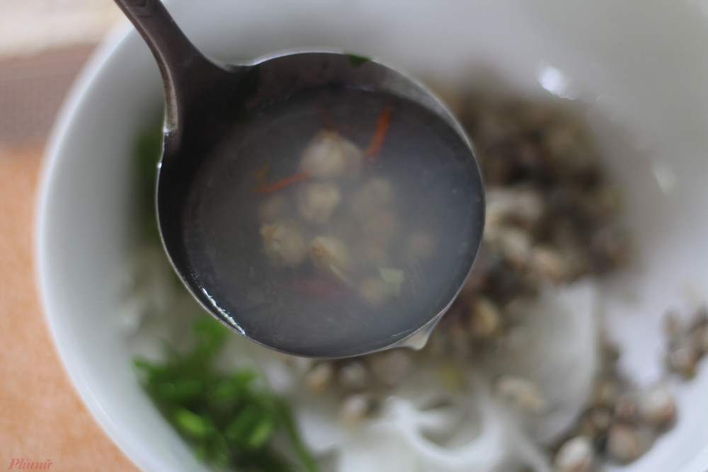 Luộc và lấy nước hến
