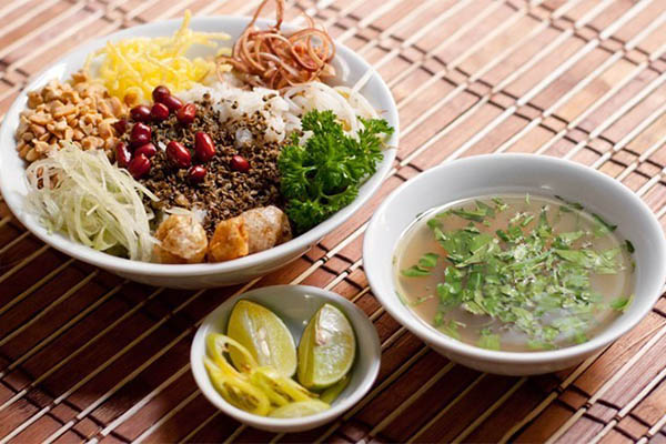 Trình bày tô cơm chuẩn Huế