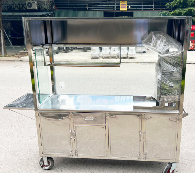 Khu vực sơ chế và kẹp bánh
