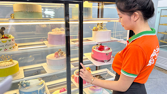 Tủ bánh kem kính vuông dễ dàng sắp xếp