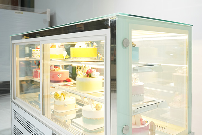 Tủ bánh kem kính vuôgn dễ vệ sinh và bảo dưỡng