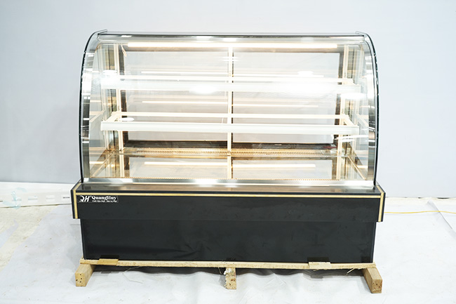 Ưu điểm tủ bánh kem kính cong