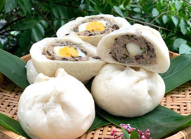 Bán bánh bao ăn sáng cho học sinh
