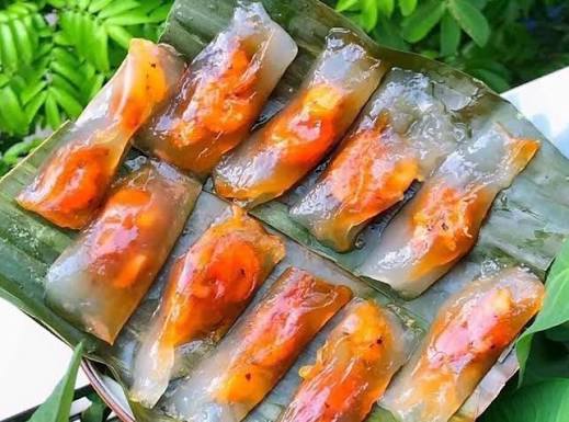 Bán bánh bột lọc ăn sáng cho học sinh