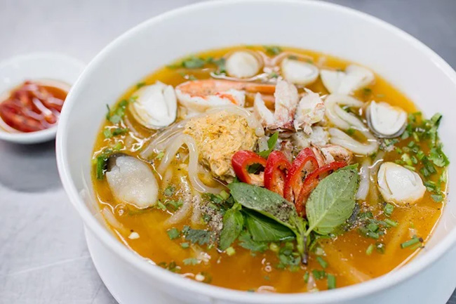 Bán bánh canh ăn sáng cho học sinh