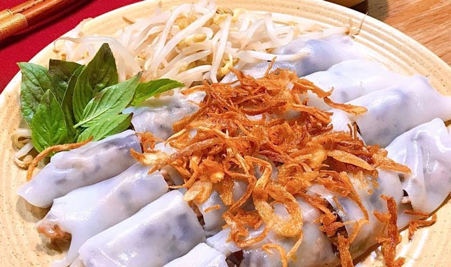 Bán bánh cuốn ăn sáng cho học sinh