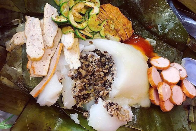 Bán bánh giò ăn sáng cho học sinh