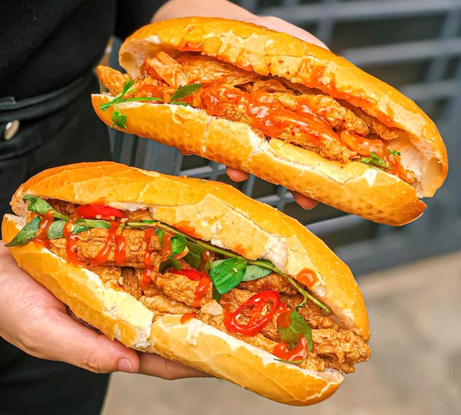 Bán bánh mì ăn sáng cho học sinh