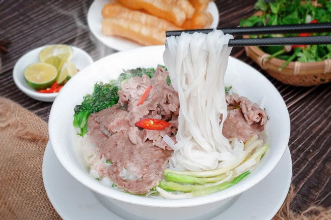 Bán bún phở ăn sáng cho học sinh