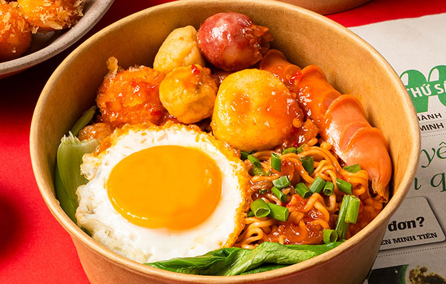 Bán mì trộn, mì xào ăn sáng cho học sinh
