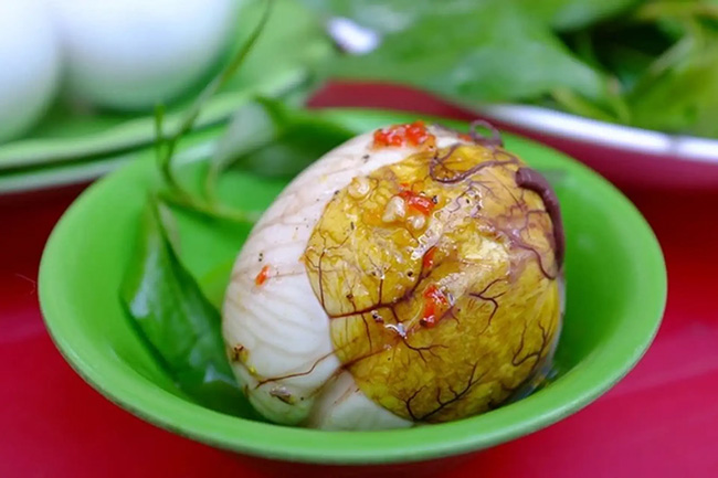 Bán trứng vịt lộn ăn sáng cho học sinh