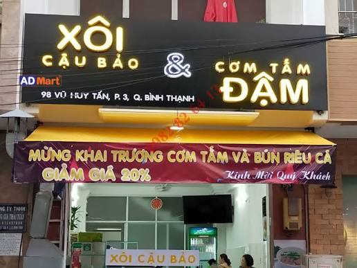 Bảng hiệu bán xôi hỗ trợ thu hút khách vào ban ngày và buổi tối