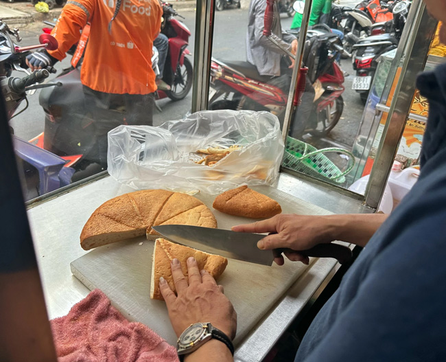 Duy trì mặt quầy sạch sẽ trong quá trình bán hàng