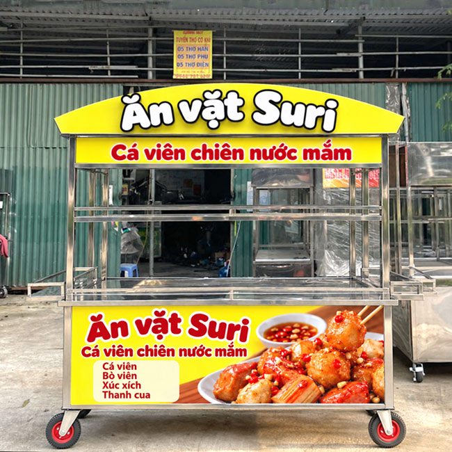 Mái vòm nổi bật, tạo điểm nhận diện cho quầy cá viên chiên