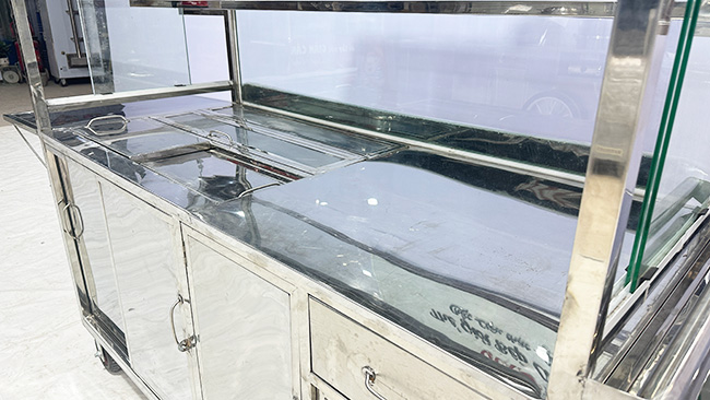 Mặt quầy rộng rãi hỗ trợ thao tác nhanh chóng
