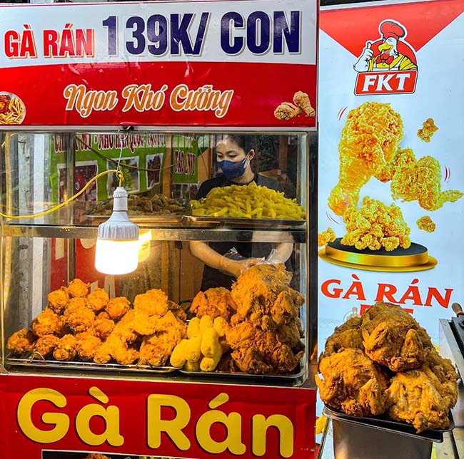 Người bán gà rán kết hợp khoai lang lắc