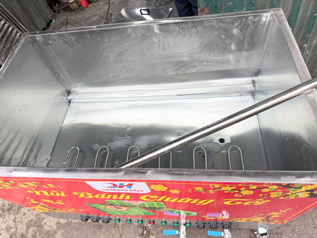 Nồi luộc bánh chưng bằng điện có dễ vệ sinh không
