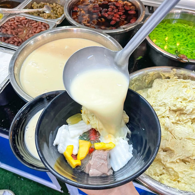 Sắp xếp chè, topping và dụng cụ theo trình tự phục vụ