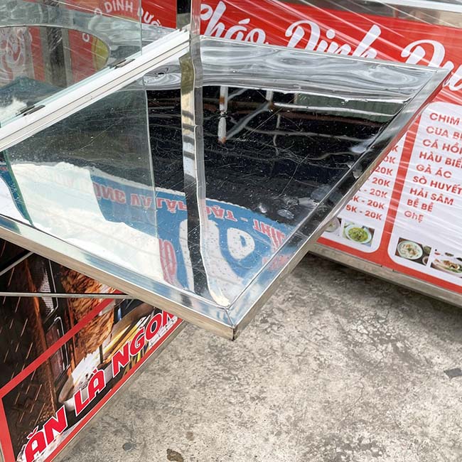 Tách riêng khu vực nguyên liệu và khu vực giao món