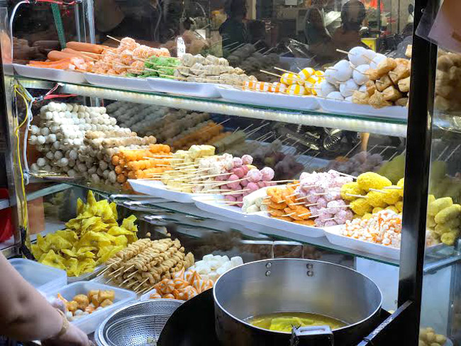 Tủ kính giúp trưng bày nguyên liệu sạch sẽ, hấp dẫn