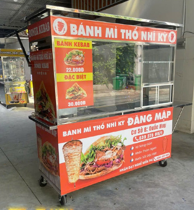 Tủ kính hỗ trợ trưng bày và bảo quản nguyên liệu sạch sẽ