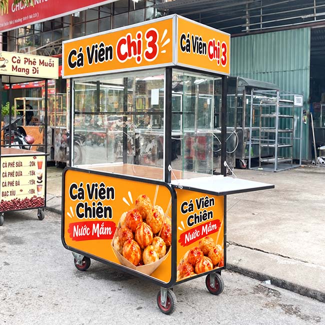 Tủ kính rộng thuận tiện khi bày nhiều món