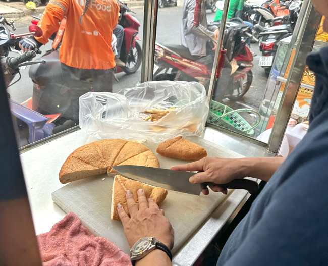 Tủ kính trưng bày nguyên liệu sạch sẽ, dễ quan sát