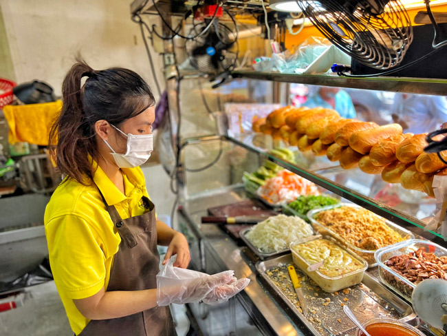 Vệ sinh tủ kính, mặt bàn và khu vực chế biến đúng cách