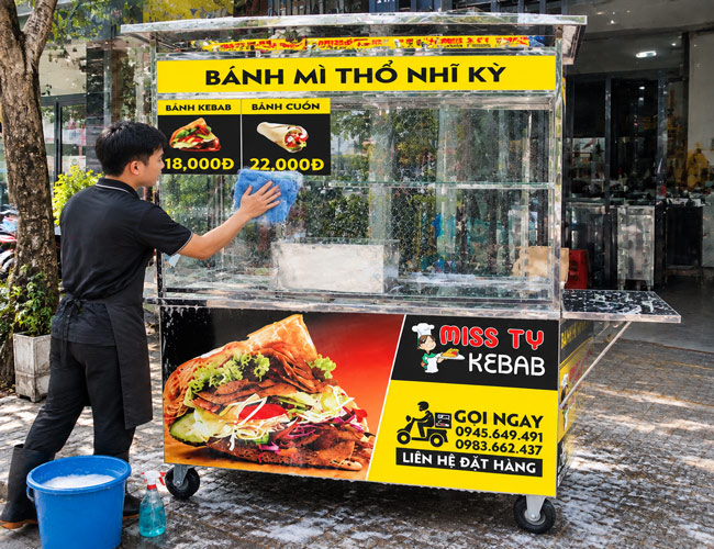 Vệ sinh xe sau khi kết thúc ngày bán