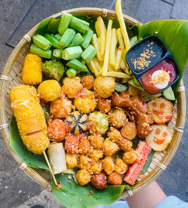 Xe bán cá viên chiên bé bự bán được nhiều món ăn