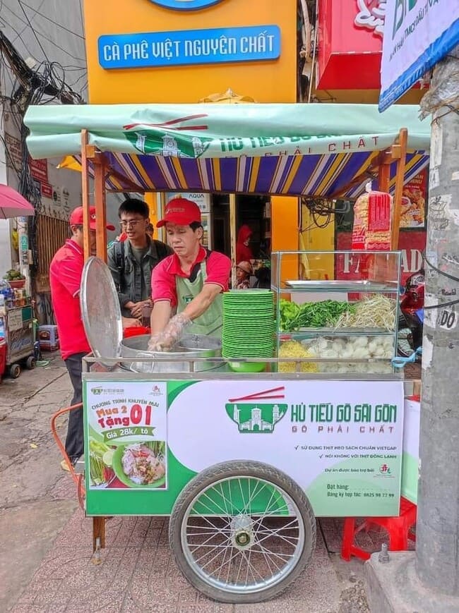 Xe hủ tiếu tích hợp khu nấu, trưng bày và phục vụ