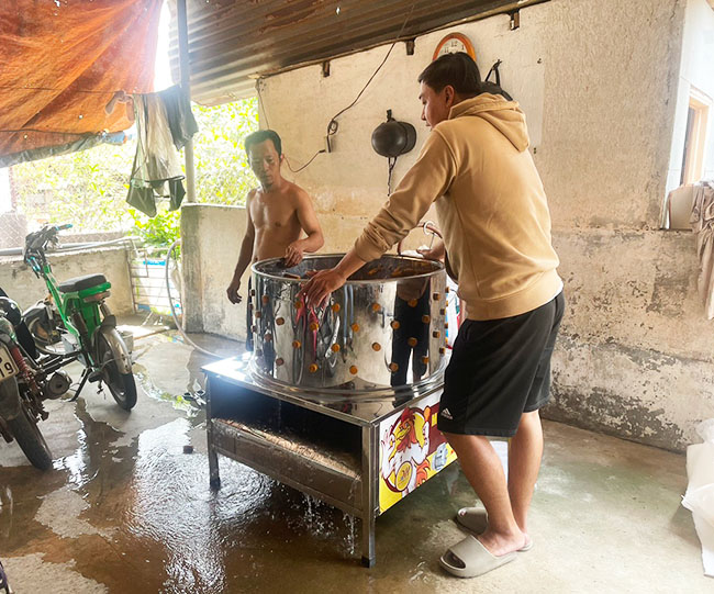 Bàn giao mát vặt lông gà cho khách