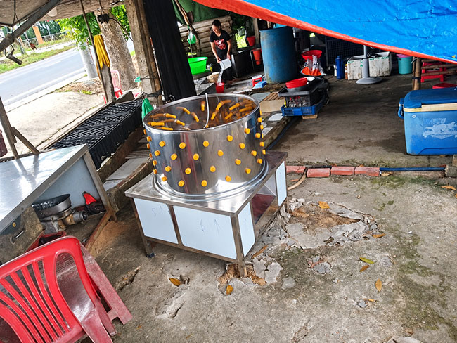 Bàn giao mát vặt lông gà cho khách