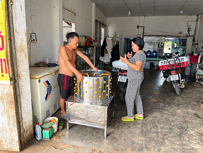 Bàn giao mát vặt lông gà cho khách