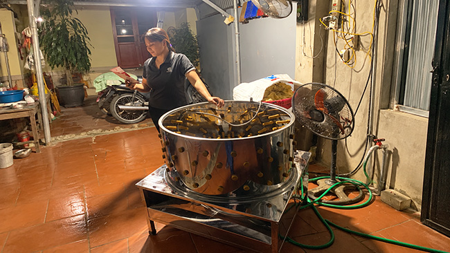 Bàn giao mát vặt lông gà cho khách