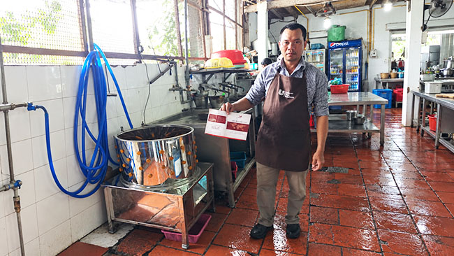 Bàn giao mát vặt lông gà cho khách