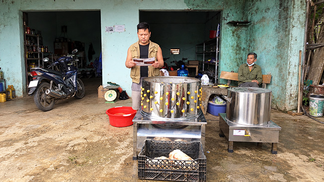 Bàn giao mát vặt lông gà cho khách