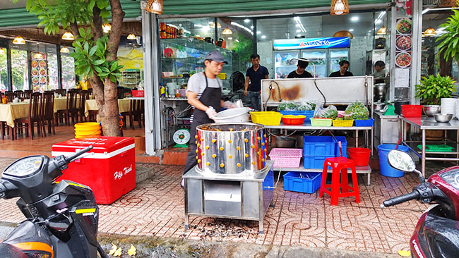 Bàn giao mát vặt lông gà cho khách