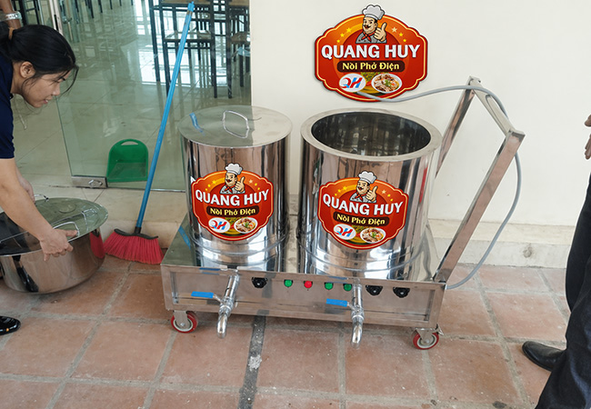 Bàn giao nồi nấu phở cho khách