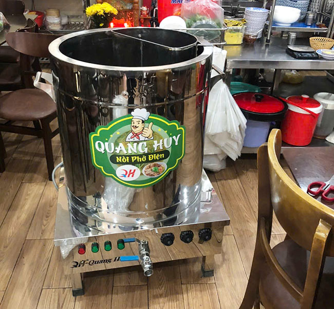 Bàn giao nồi phở điện cho khách