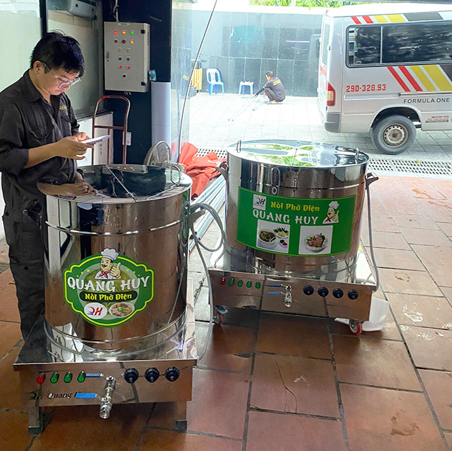 Bàn giao nồi phở điện cho khách
