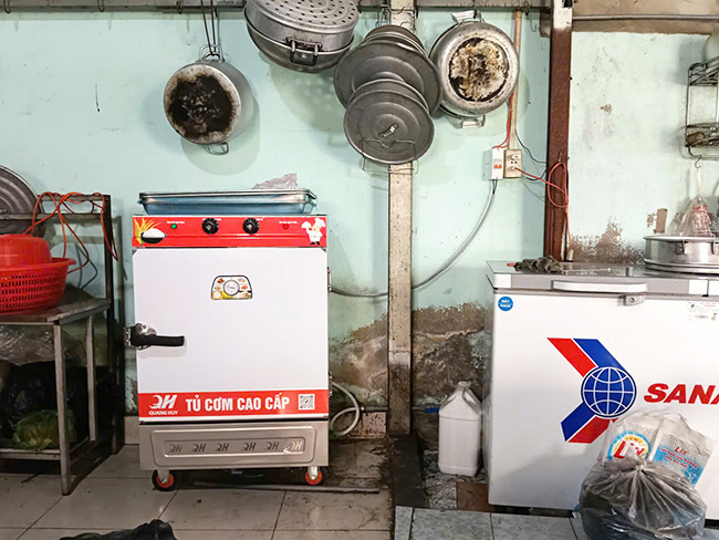 Bàn giao tủ cơm công nghiệp cho khách
