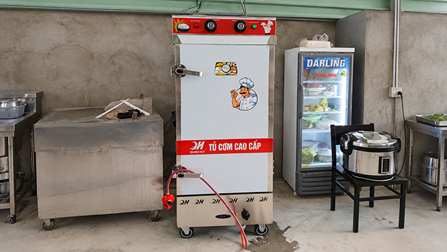 Bàn giao tủ cơm công nghiệp cho khách