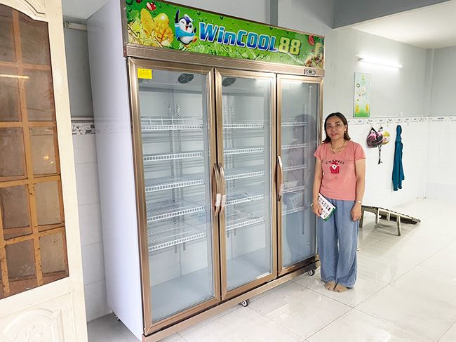 Bàn giao tủ mát 3 cánh cho khách