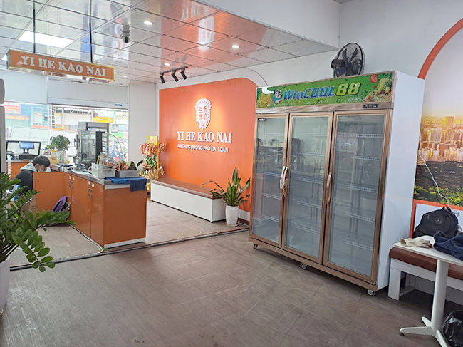 Bàn giao tủ mát 3 cánh cho khách