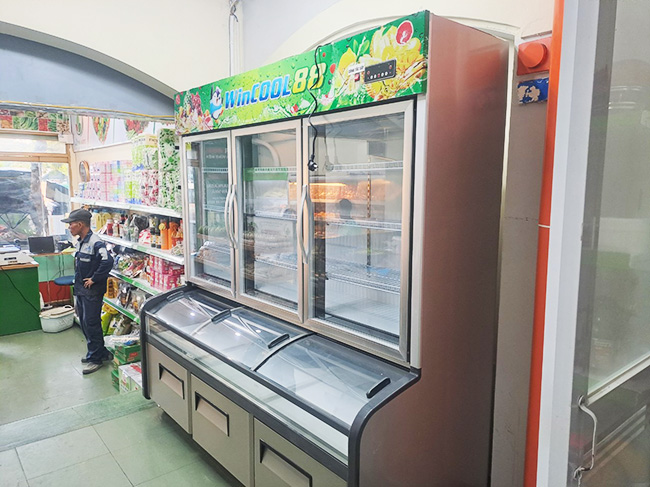 Bàn giao tủ mát 3 cánh cho khách