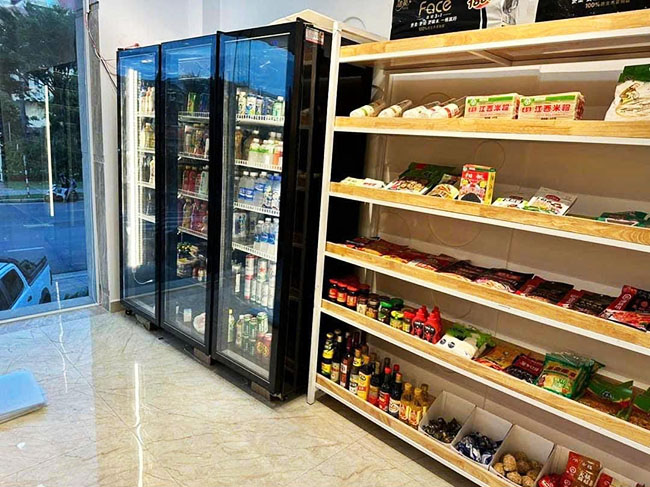 Bàn giao tủ mát 3 cánh cho khách