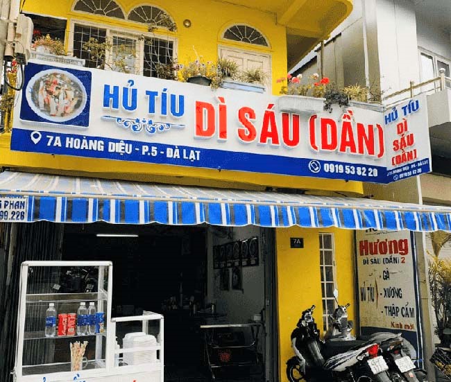 Bảng hiệu hủ tiếu giúp khách nhận diện món ăn